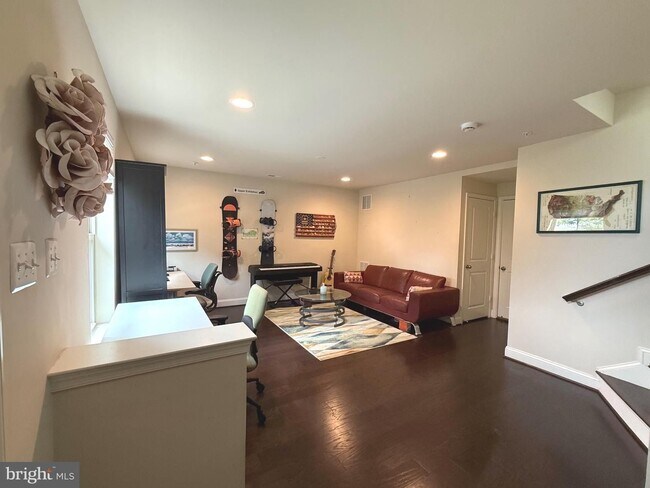 Building Photo - 104 Vanguard Ln