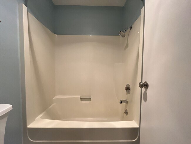 Building Photo - 2 Bed 2 Bath Corner Condo ~ Cedar Mill w/ Washer & Dryer, Parking and Pool! Convenient to Nike, S...