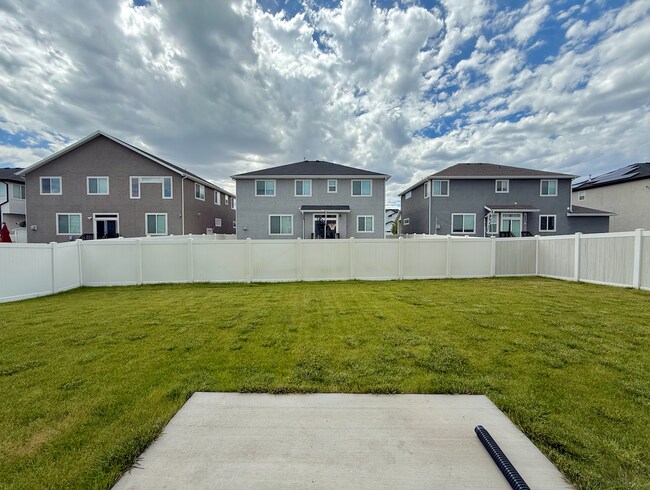 Building Photo - VERY Spacious house in Vineyard!