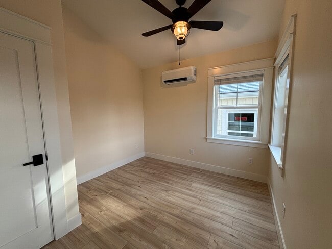 Building Photo - 480 SE Reed Market Rd