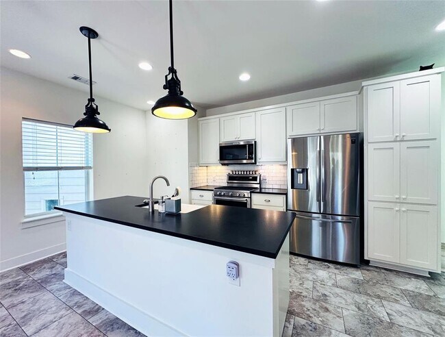 Building Photo - 2716 Halcyon Dr