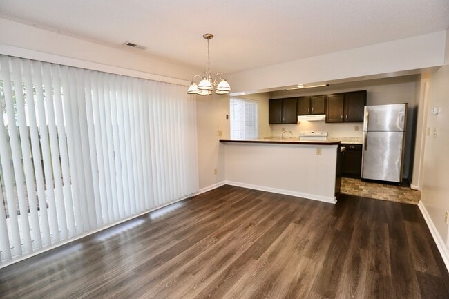 Building Photo - Updated & Ready 11-06-25! Charming Condo i...
