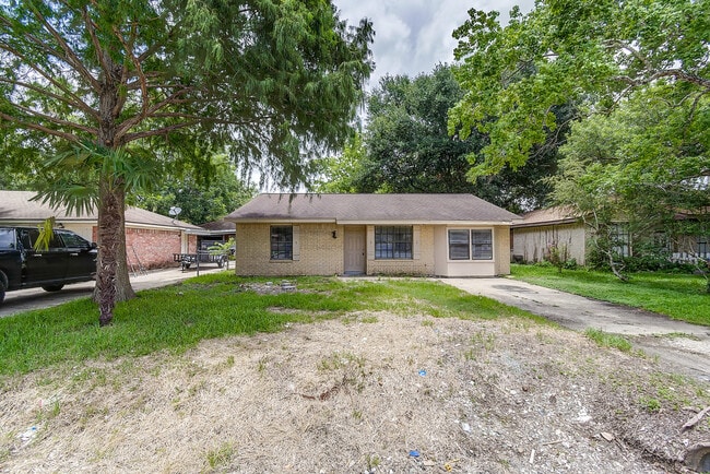 Building Photo - $1,450  3 Bedr/ 1 bath Beautiful Home in D...