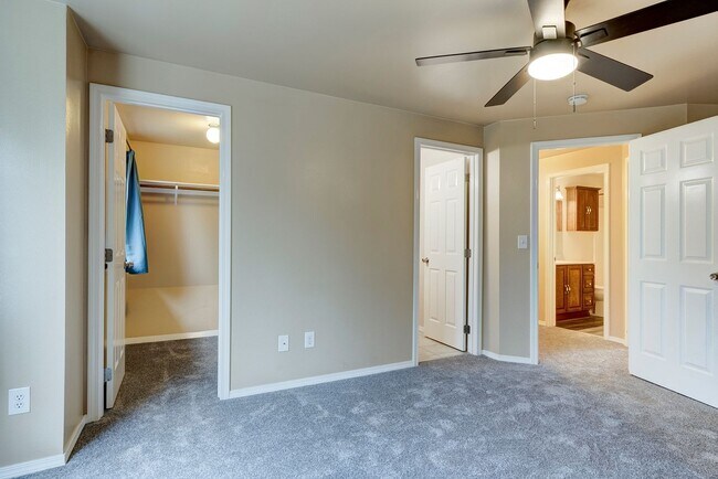 Building Photo - Charming Admirals Cove Home with Bonus Roo...