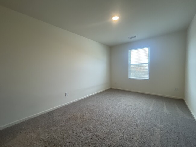 Building Photo - 156 Babbling Brk Dr