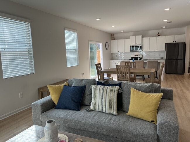 Building Photo - 218 Lookout Dr