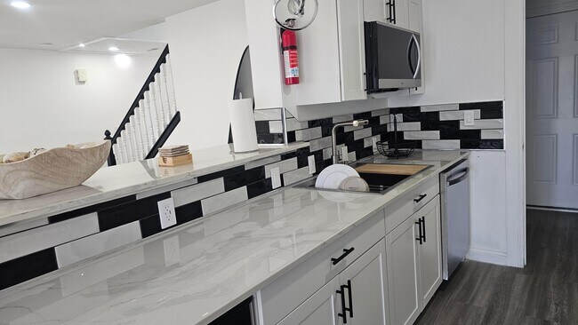Building Photo - 3044 Kings Realm Ave