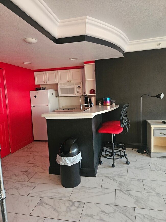 Building Photo - 1 BEDROOM 1 BATH CONDO