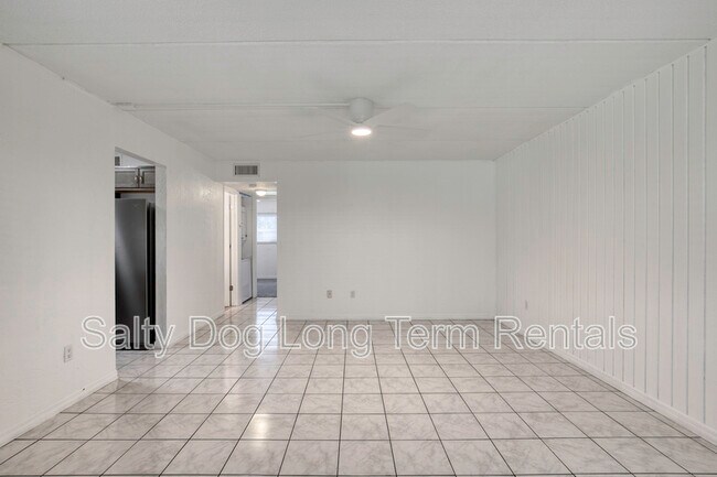 Building Photo - 400 Oakridge Blvd