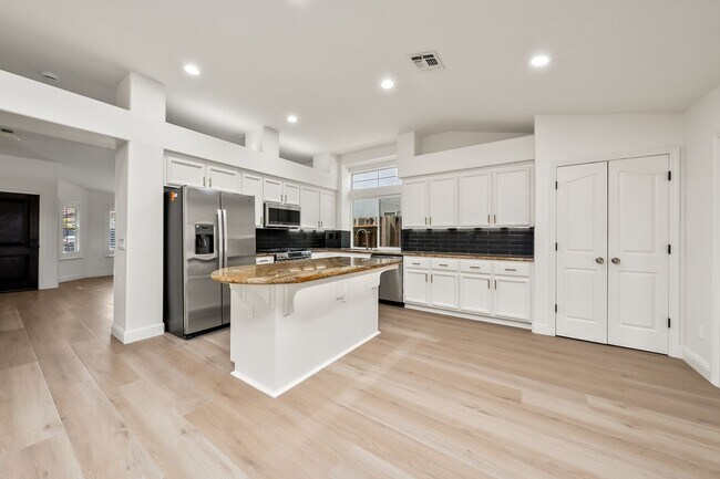 Building Photo - 302 Carlina Ct