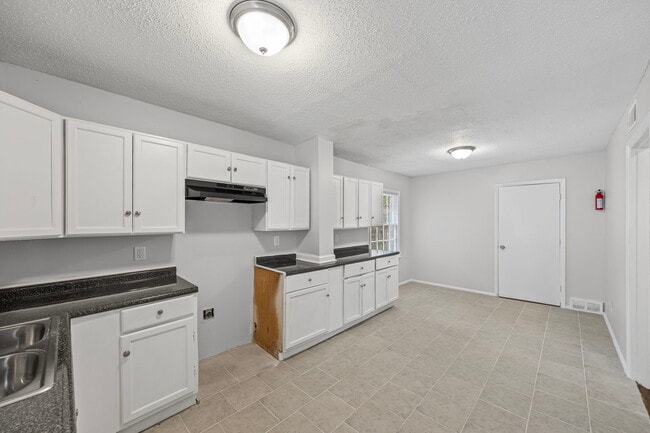Building Photo - 3843 Blue Jay Rd