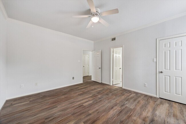 Building Photo - 2255 Braeswood Park Dr