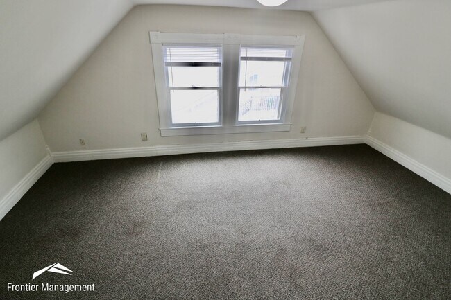 Building Photo - Great side-by-side duplex! Washer & dryer, pet friendly, large front porch!