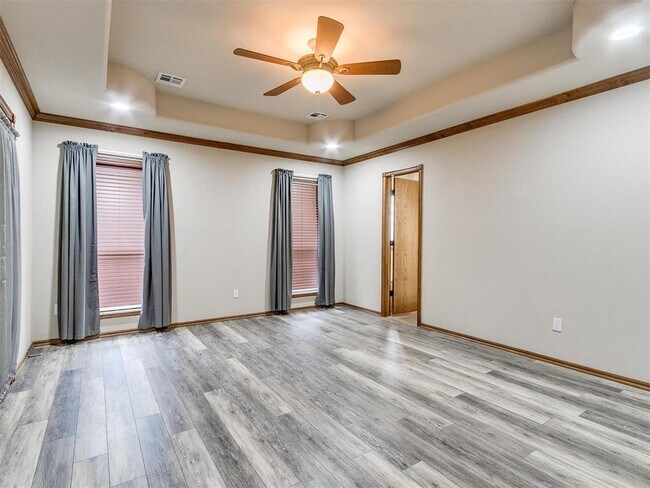 Building Photo - 1001 N Barn Hill Way