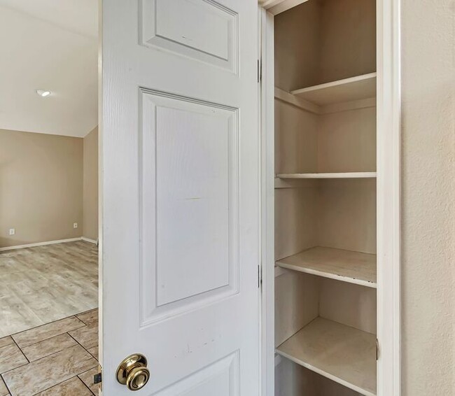 Building Photo - 3 bedroom home with fenced yard and garage...