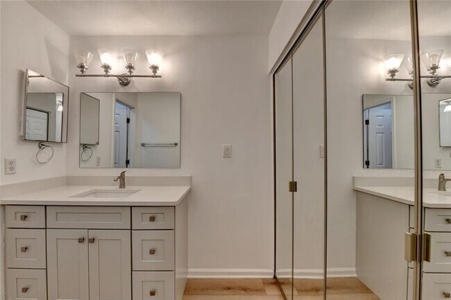 Building Photo - 4101 Pine Heights Dr NE