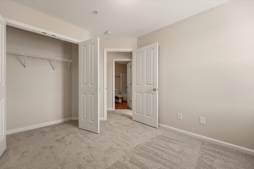 Building Photo - 2050 Hemlock Dr