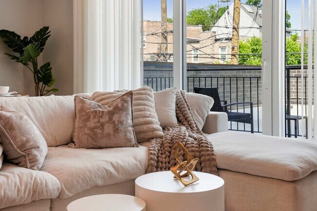 Building Photo - 2344 W Polk St