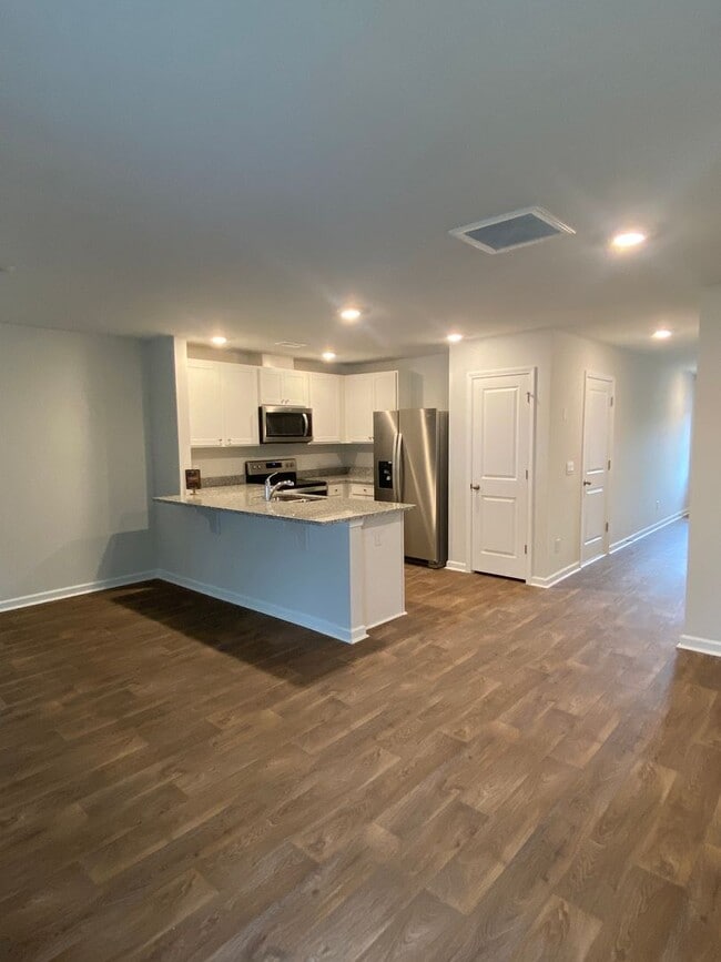 Building Photo - 3 bed 2.5 bath!