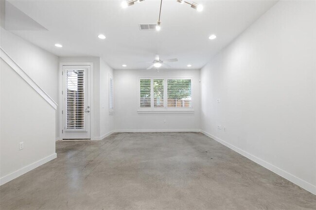 Building Photo - 801 N Bluff Dr