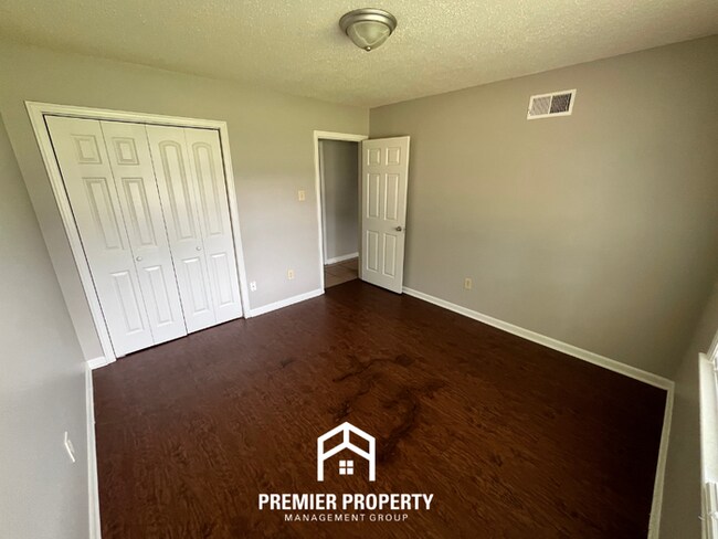 Building Photo - Charming 3BR/2BA in 38118 | Low-Maintenance Tile Floors, Bay Window & Patio