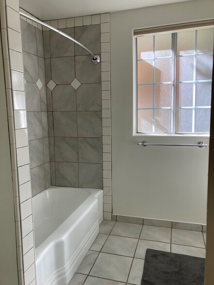 Bathroom - 2144 S Redondo Blvd