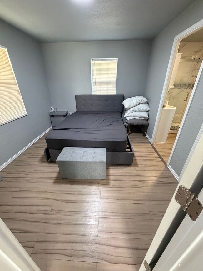 Building Photo - Come check out this fully furnished (even the dishes are here!) home right off Historic Route 66