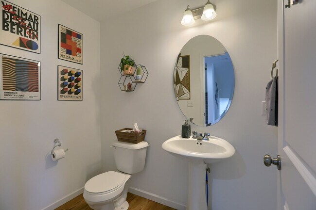 Building Photo - Newer build 2,000 sq ft 3/BR 2.5 bath luxury townhome