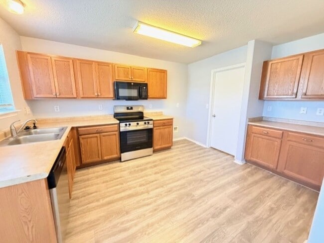 Building Photo - Super Nice 4 Bedroom w/Loft in Prime Location with Community Amenities