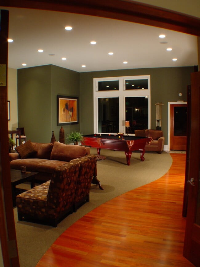 Building Photo - Condo with View of Pool & Mt. Rainier