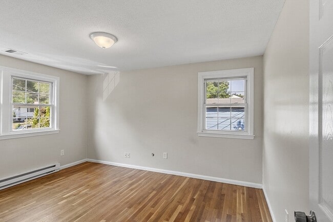 Building Photo - 1022 Pleasant St