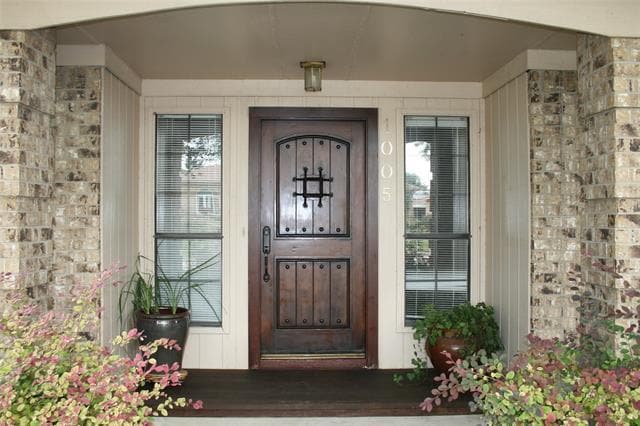 Building Photo - 1005 Summertree Cir