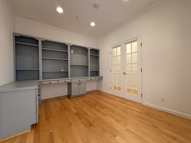 Building Photo - Spacious 3BR + Office | 2,150 SF | 2-Car Garage | Prime Menlo Park