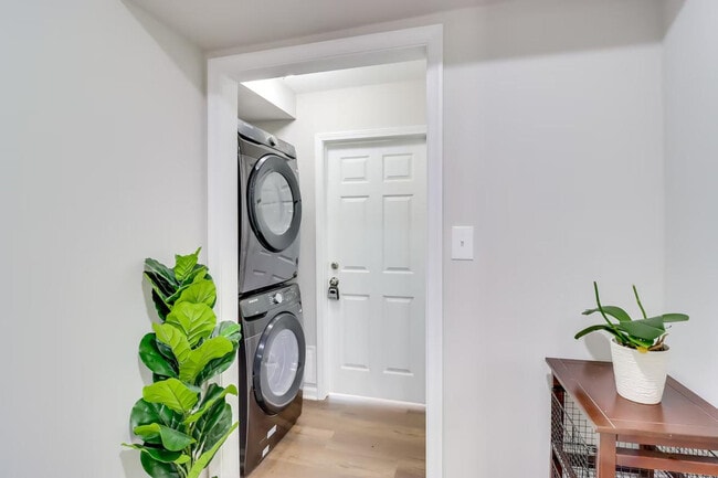 Building Photo - 6604 Oak St