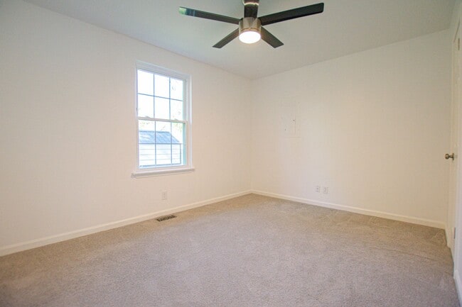 Building Photo - Pet Friendly Three Bedroom!
