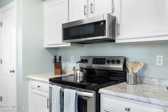 Building Photo - 720 Queen St