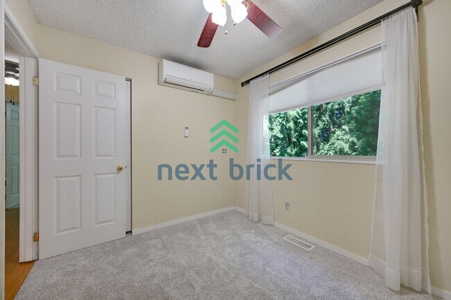 Building Photo - Expansive 4-Bedroom Sammamish Residence w/ Private Guest Suite & Included internet and landscaping.