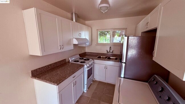 Building Photo - 10100 Walnut St