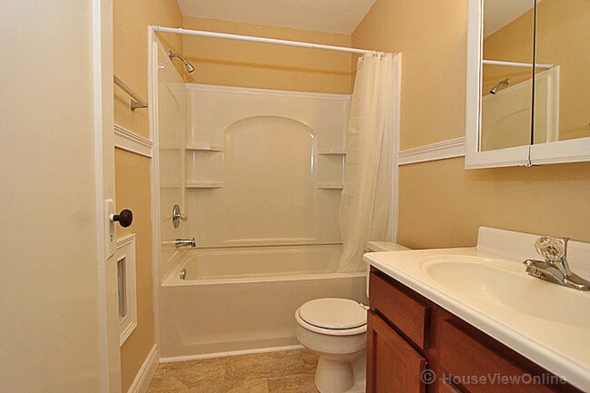 Building Photo - House Close To Campus!