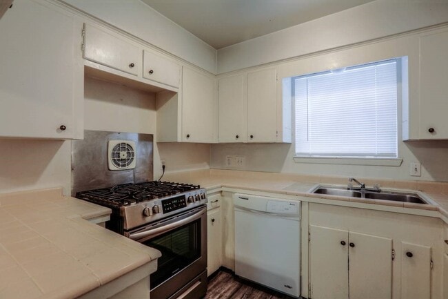 Building Photo - 1521 Rutland St