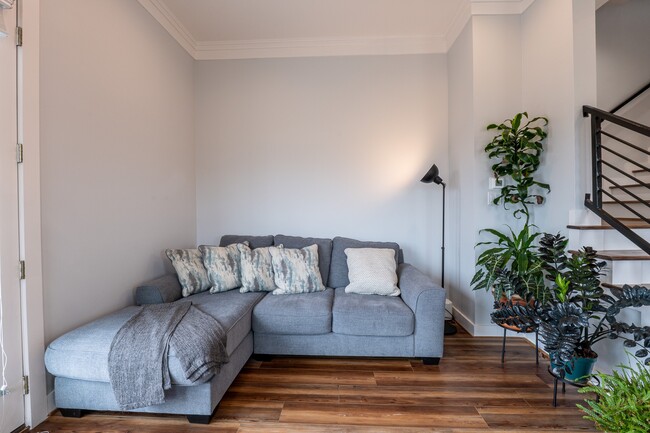 Building Photo - 1318 Reinerman St