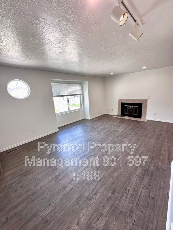 Building Photo - 1099 Shepard Ln