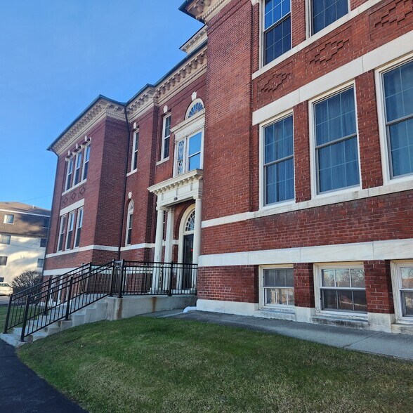 Building Photo - 926 Southbridge St
