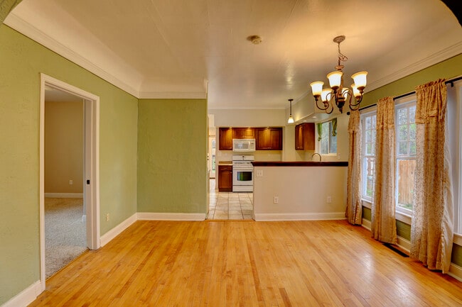 Building Photo - 628 Gladstone St