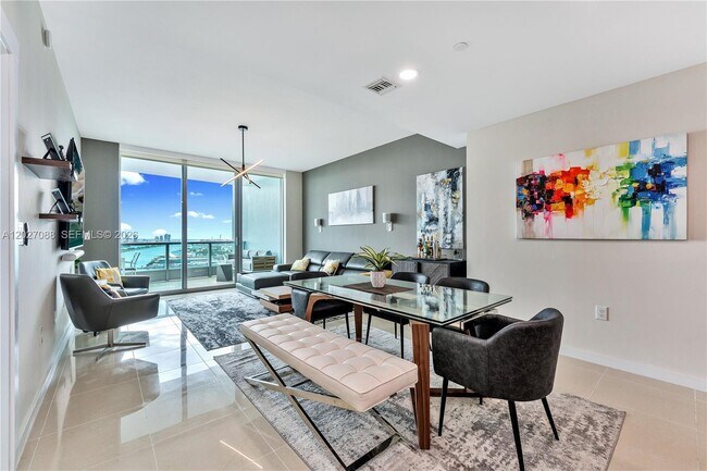 Building Photo - 900 Biscayne Blvd