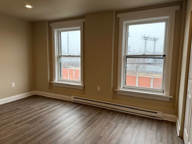 Building Photo - 3rd Floor 1 Bedroom 1 Bath Apt For Rent In...