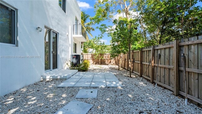Building Photo - 3823 Thomas Ave