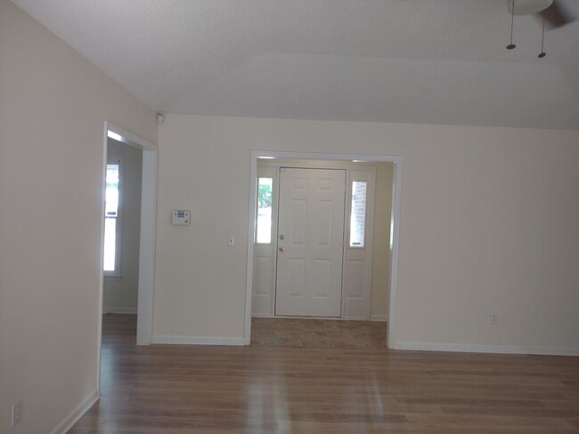 Building Photo - Wonderful Three Bedroom Home in Northeast ...