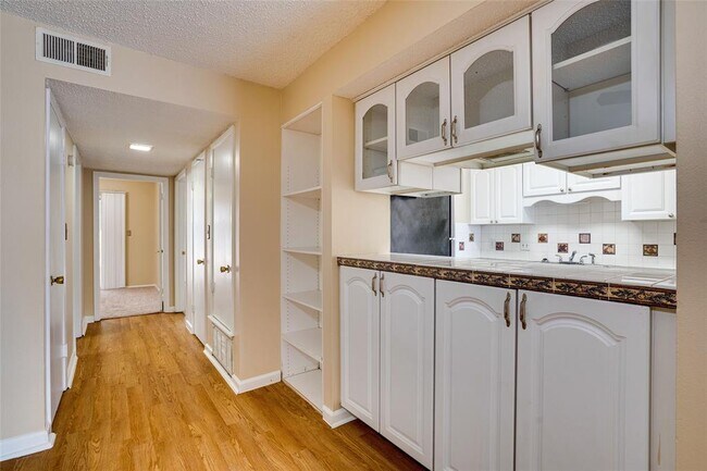 Building Photo - 500 E Riverside Dr