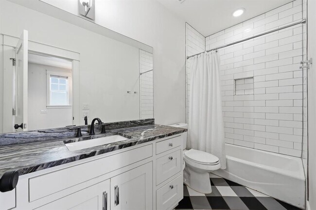 Building Photo - 3203 Locke Ln